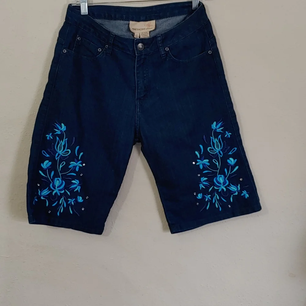 Antthony Originals Women's Size 6 Embroidered, Rhinestone accented Jean Shorts